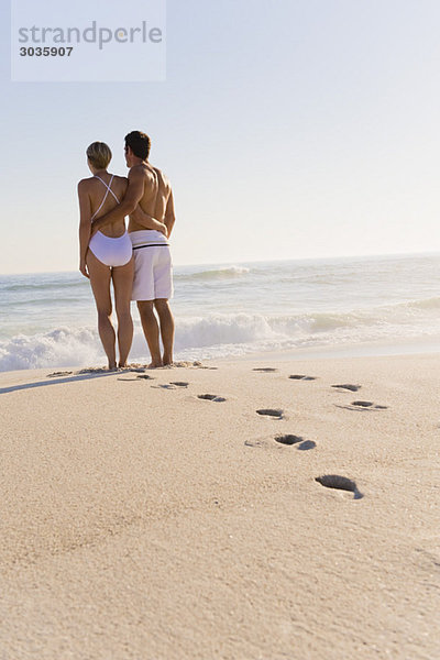 Paar am Strand stehend