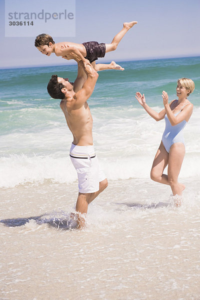 Familienspiel am Strand