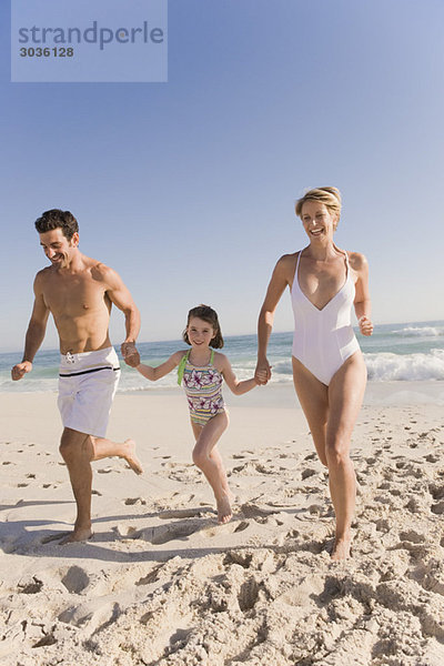 Familie genießt Urlaub am Strand