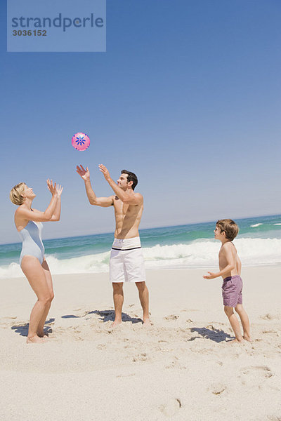 Familienspiel mit einem Strandball