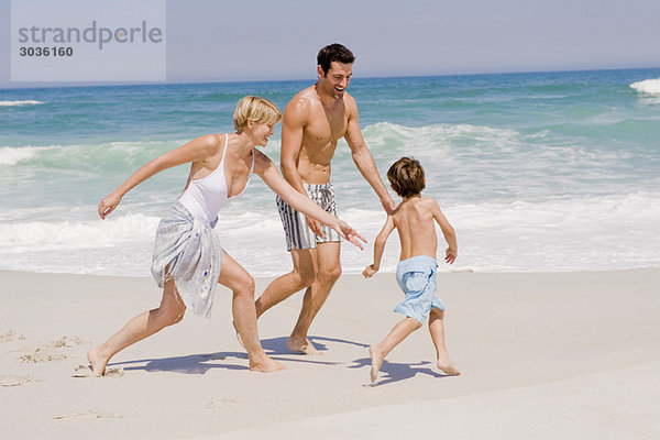 Familienspiel am Strand