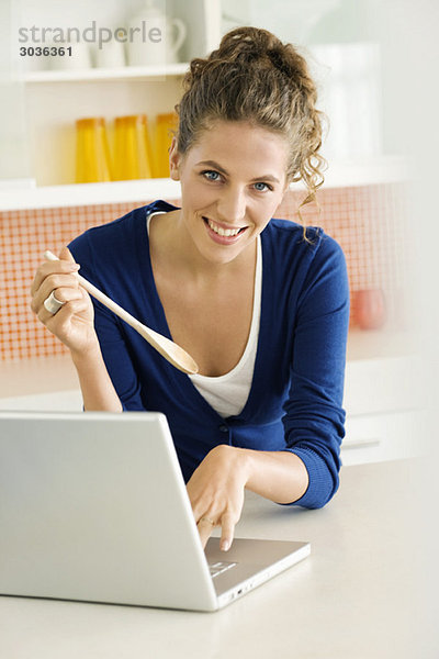 Porträt einer Frau am Laptop in der Küche