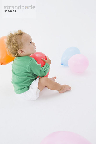 Kleiner Junge spielt mit einem Ballon