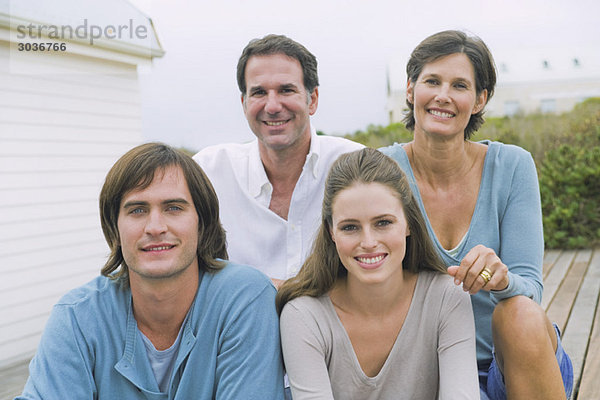 Porträt einer gemeinsam lächelnden Familie
