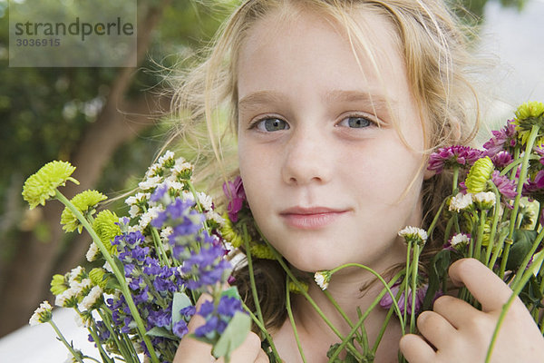 Porträt eines Mädchens mit Blumen