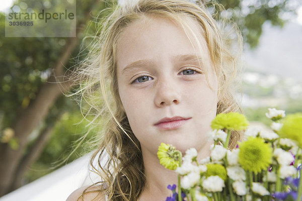 Portrait eines Mädchens mit Blumen