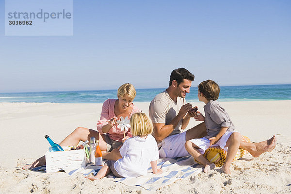 Familie im Urlaub am Strand