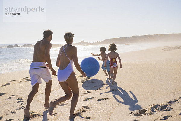 Familienspiel mit einem Strandball