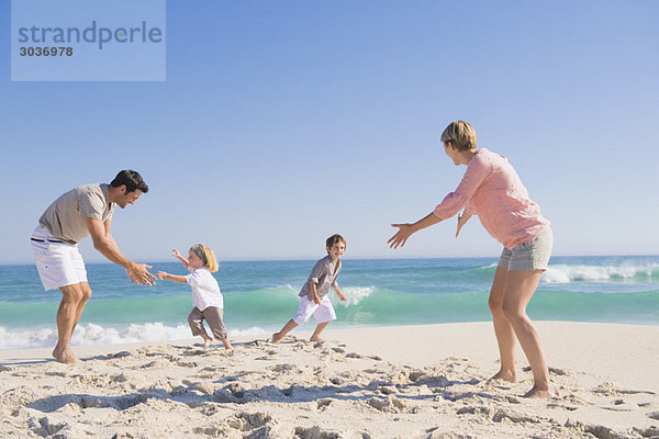 Familie genießt Urlaub am Strand