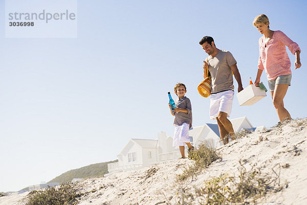 Familie im Urlaub am Strand