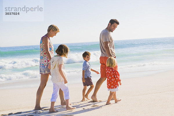 Familienwanderung am Strand