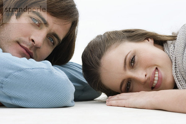 Paar auf dem Boden liegend