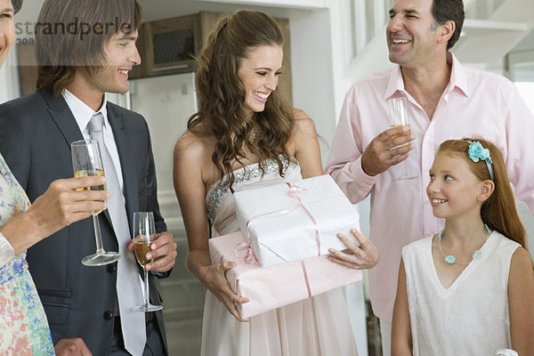 Braut erhält Geschenke von Gästen einer Party