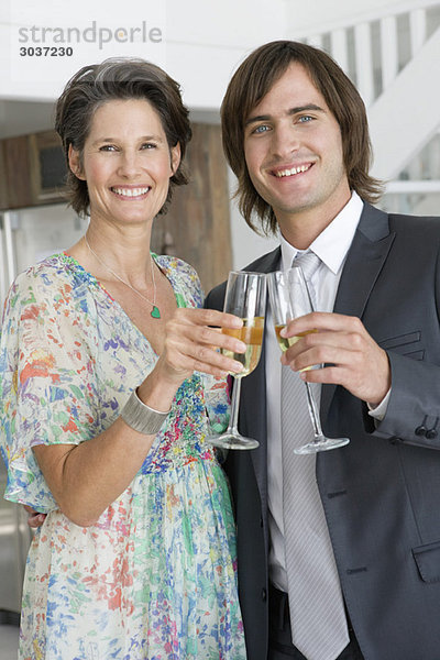 Frau und ihr Sohn trinken Champagner