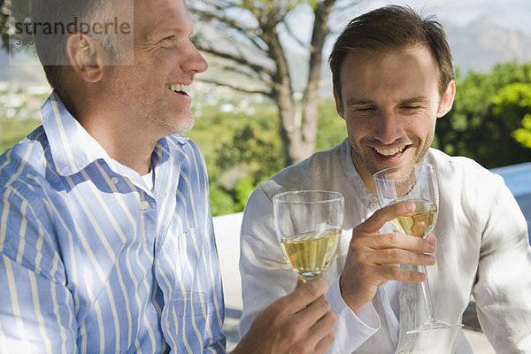 Zwei Freunde trinken Weißwein