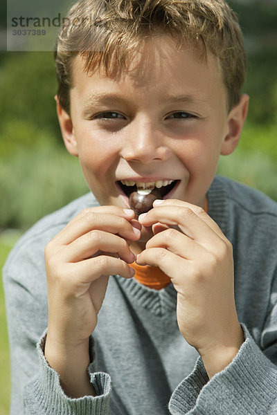 Junge isst Süßigkeiten