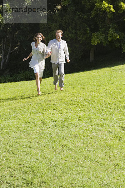 Paar läuft auf Rasen