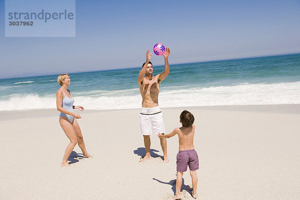 Familienspiel mit einem Strandball