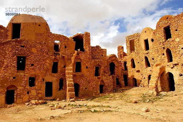 Ruinen traditioneller Kornspeicher (Ghorfas)  Medenine  Tunesien