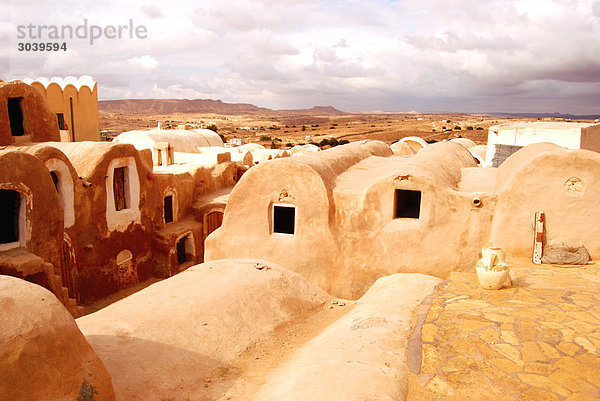 Blick über die Dächer der traditionellen Kornspeicher (Ghorfas) in der südtunesischen Stadt Medenine