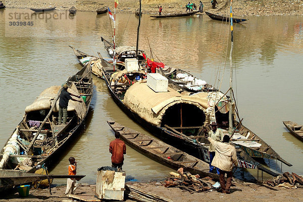 Traditionelle Holzboote auf dem Niger  Mopti  Mali  erhöhte Ansicht