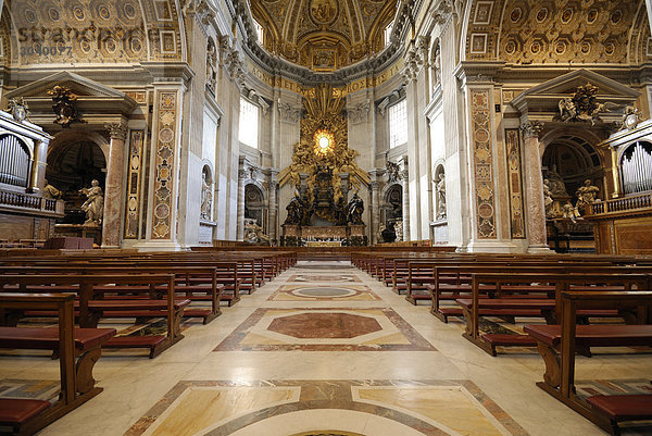 Chorraum mit Altar in der Peterskirche  Rom  Vatikanstadt  Fluchtpunktperspektive