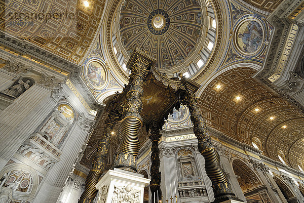 Berninis Baldachin im Petersdom  Rom  Vatikanstadt  Froschperspektive