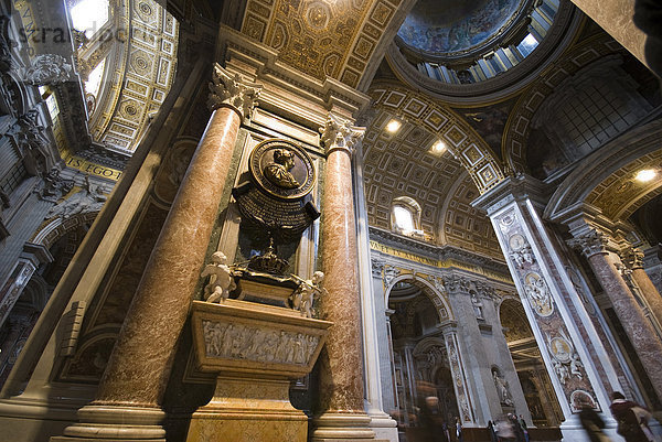 Innenaufnahme des Petersdoms  Rom  Vatikanstadt  Froschperspektive
