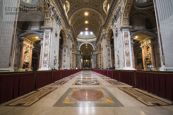 Innenaufnahme des Petersdoms  Rom  Vatikanstadt  Fluchtpunktperspektive