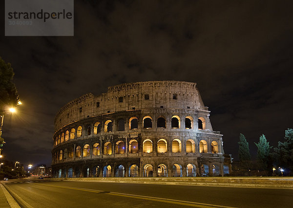 Das Kolosseum bei Nacht  Rom  Italien