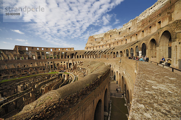 Blick über den Innenraum des Kolosseums  Rom  Italien