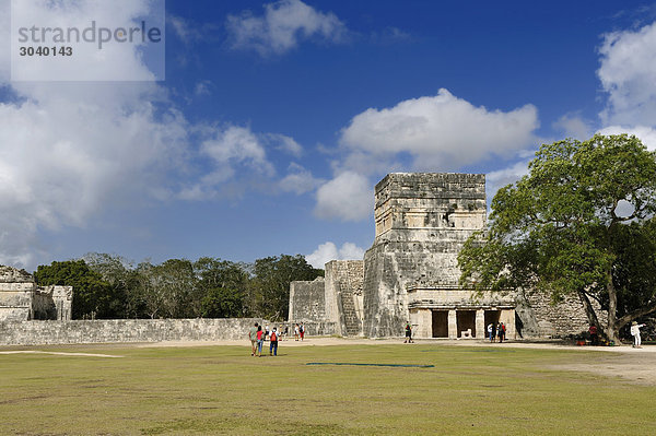 Tempelgebäude in der Maya-Ruinenstätte von Chichen Itza  Yukatan  Mexiko