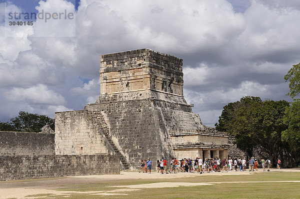 Touristengruppe vor dem Jaguartempel in der Maya-Ruinenstätte von Chichen Itza  Yukatan  Mexiko