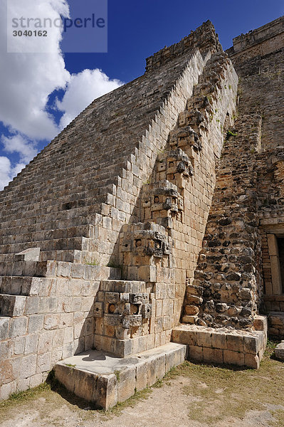 Pyramide des Zauberers (Piramide del Adivino) in der Maya-Ruinenstätte von Uxmal  Yukatan  Mexiko  Blick von unten