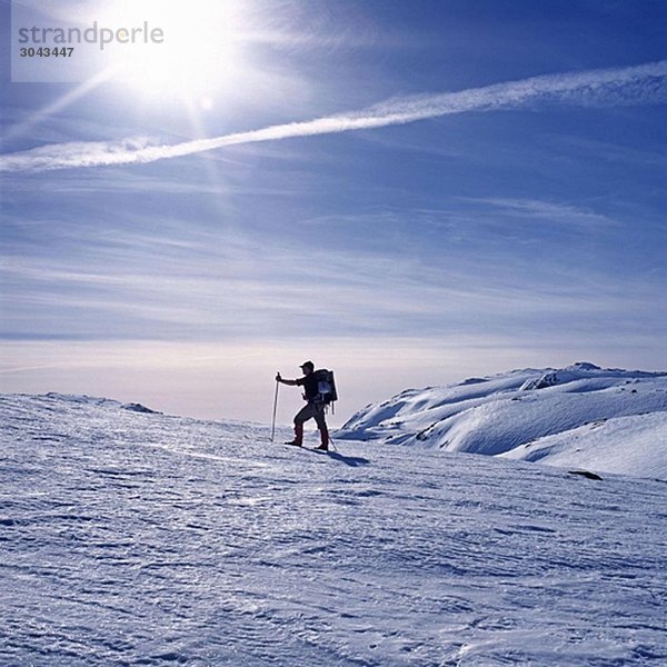 Mann beim Skifahren am Berg