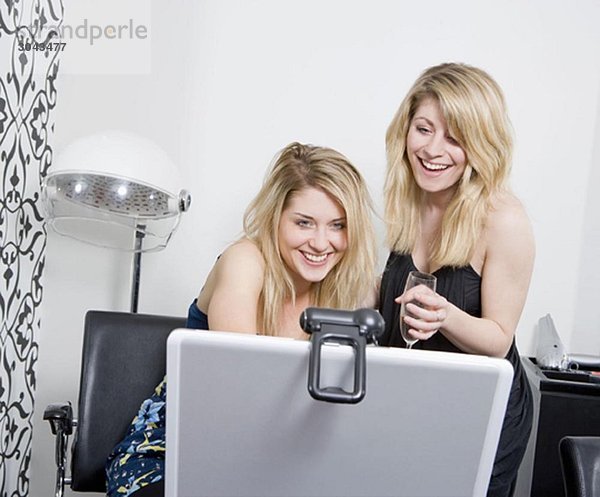 Frauen beim Friseur mit Webcam