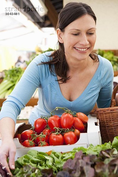 Frau Einkaufen frisches Gemüse
