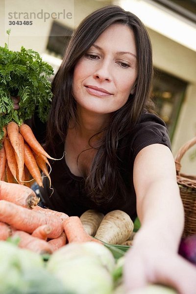 Frau Einkaufen frisches Gemüse
