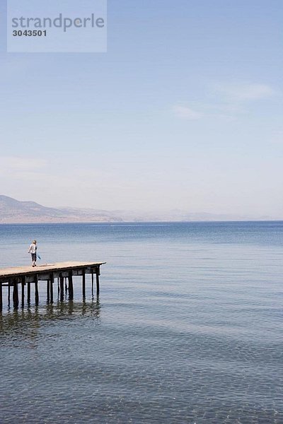 Junge mit Tauchnetz am Pier