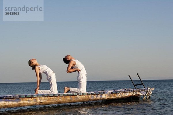 Paar Praktizierender Yoga