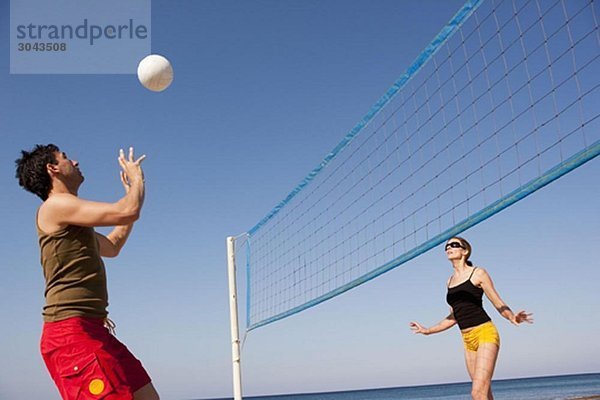 Pärchen spielen Beach-Volleyball