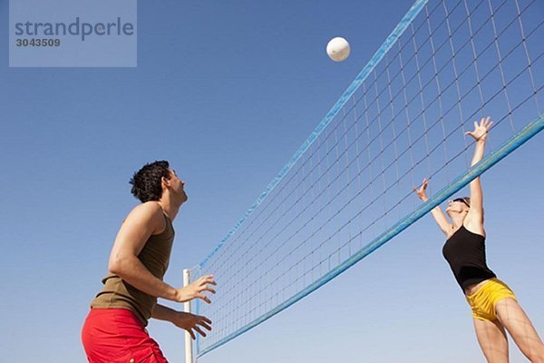 Pärchen spielen Beach-Volleyball