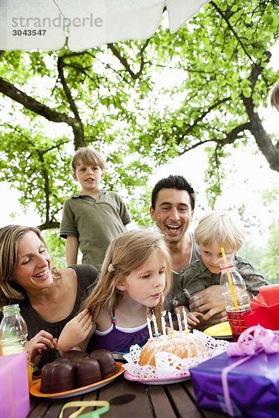 Familie feiert Geburtstag