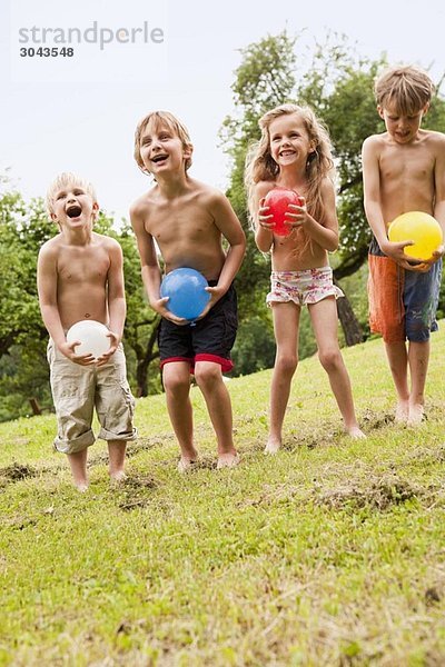 Kinder spielen im Garten