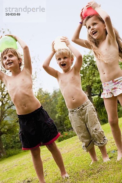 Kinder spielen im Garten