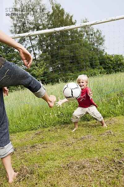 Mutter und Sohn spielen Fußball