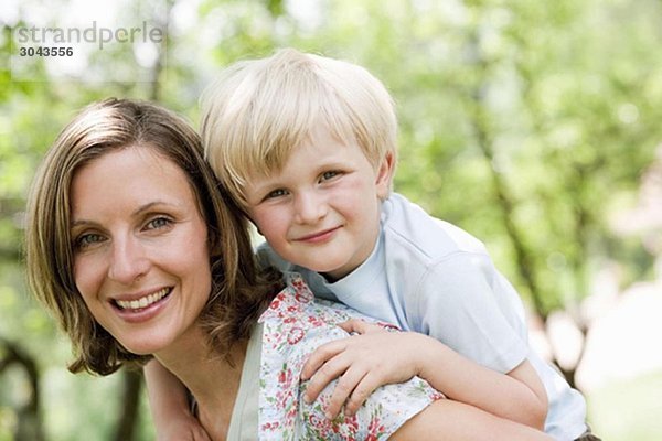 Mutter mit Sohn huckepack