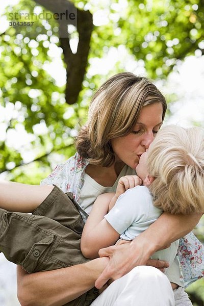 Mutter küssender Sohn