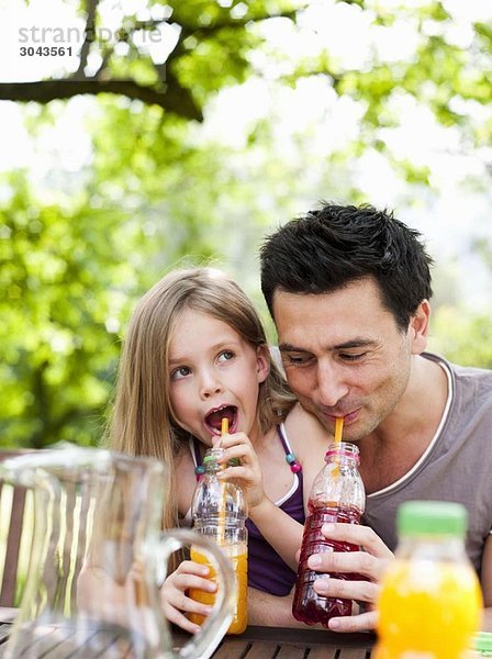 Vater und Tochter Trinken