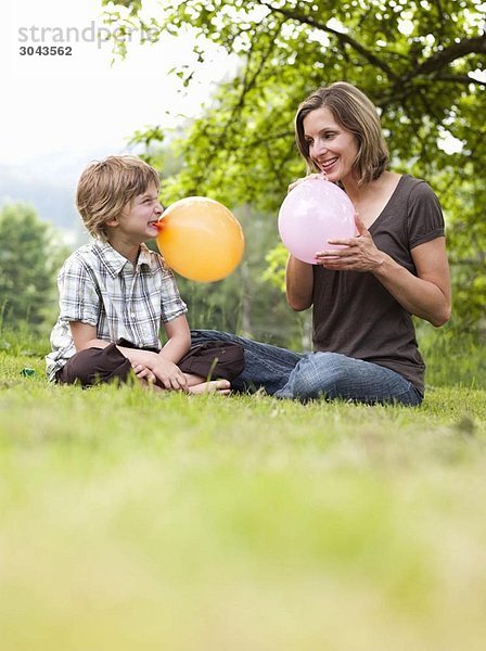 Mutter und Sohn mit Ballons